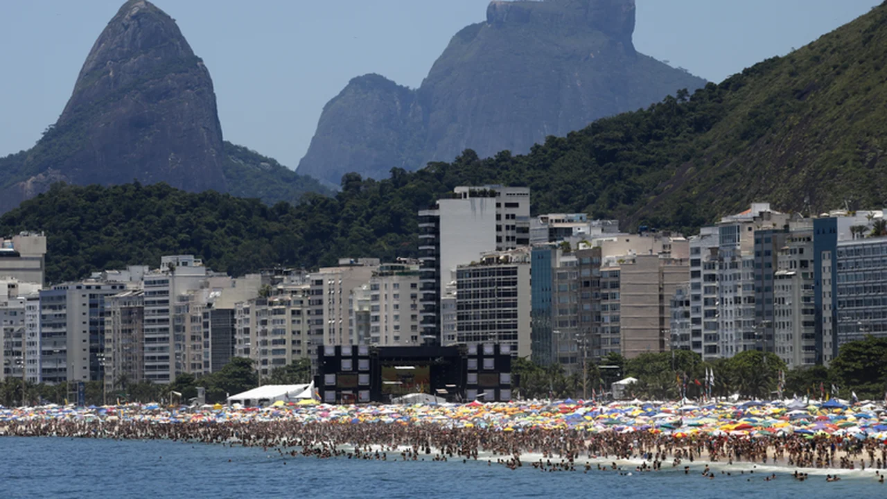 Final da Libertadores: argentinos começam a torcida pelo Boca Juniors na praia de Copacabana; vídeo