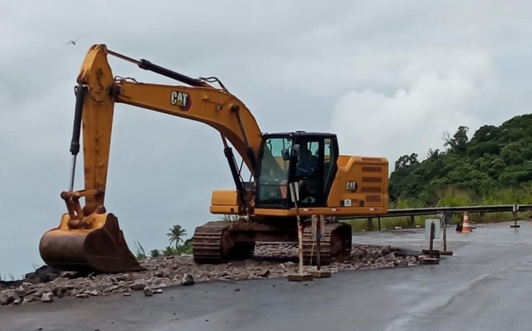 Equipes do DER estão atuando para recompor o recalque na AL-220