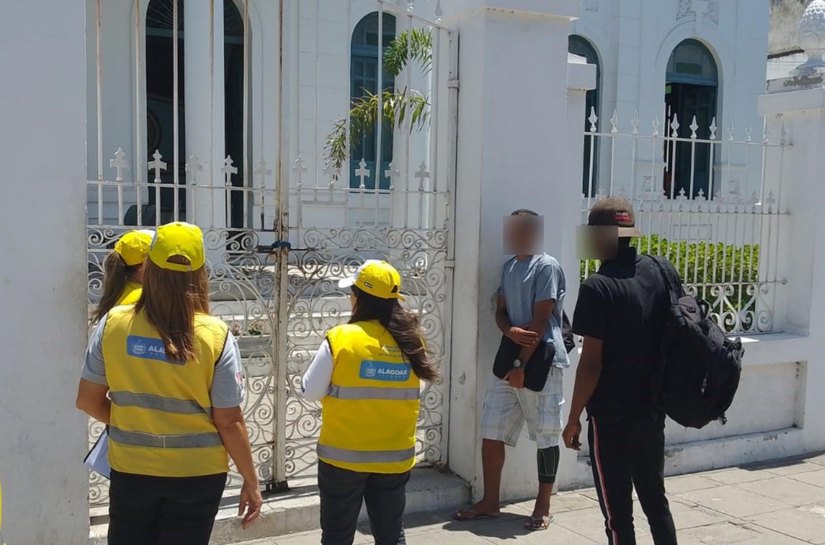 Agentes do Ronda no Bairro conduzem pessoas em situação de rua para abrigos em Maceió
