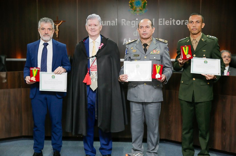 TRE/AL entrega medalha do Mérito Eleitoral a autoridades da Segurança Pública e ao presidente do Coptrel