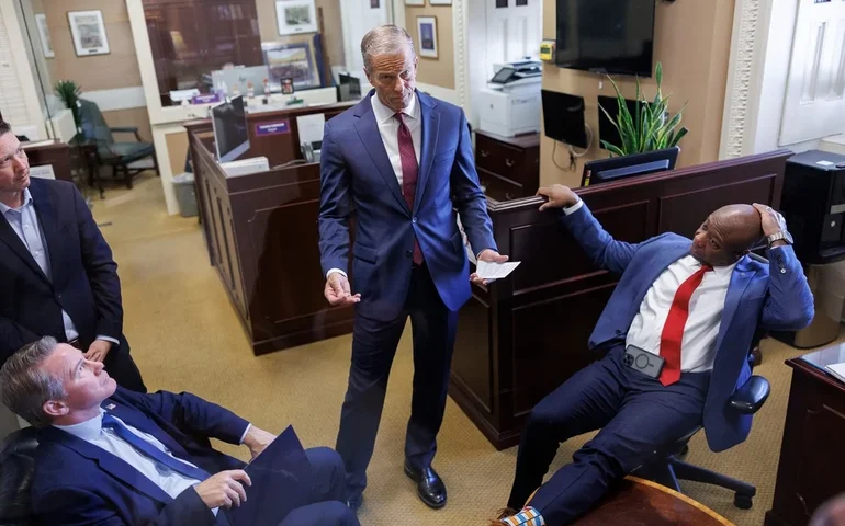 Senado bloqueia emenda sobre atletas transgêneros durante sessão de fim de semana sobre projeto de lei de votação