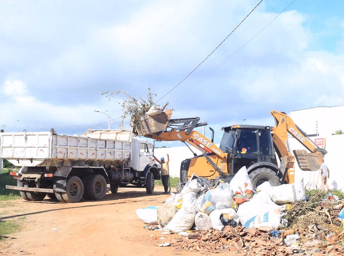Prefeitura de Penedo retira lixo e material descartado de forma irregular nas ruas da cidade