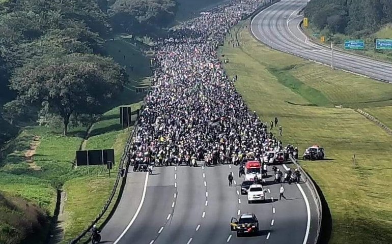 Acompanhado de apoiadores, Bolsonaro sai em motociata em São Paulo