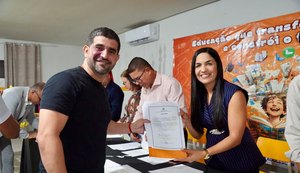 Prefeita Marcía Cavalcante empossando novos servidores. Fonte: Ascom