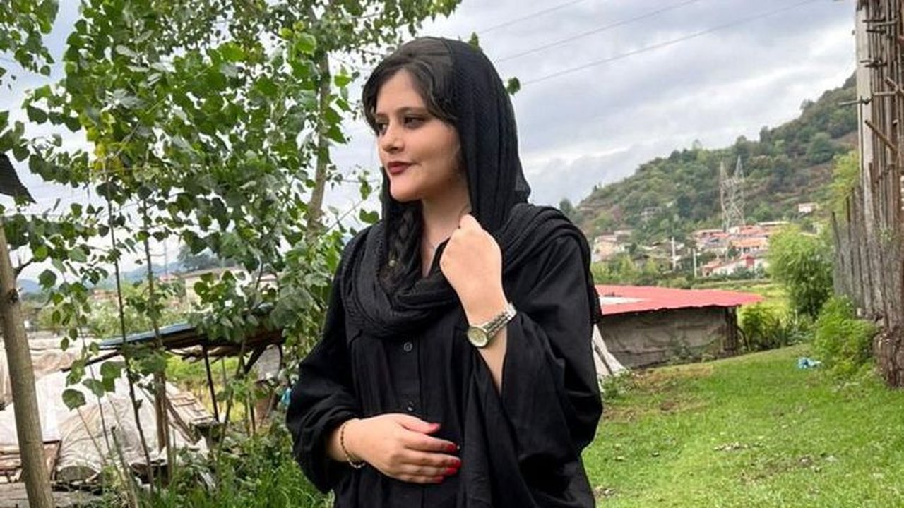 Forças de segurança do Irã alegam ter frustrado 'ataque' contra pai de Mahsa Amini, um ano após sua morte