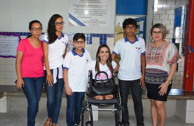 Projeto ‘Ver Bem’ da deputada Thaise Guedes atende estudantes com a doação de óculos 