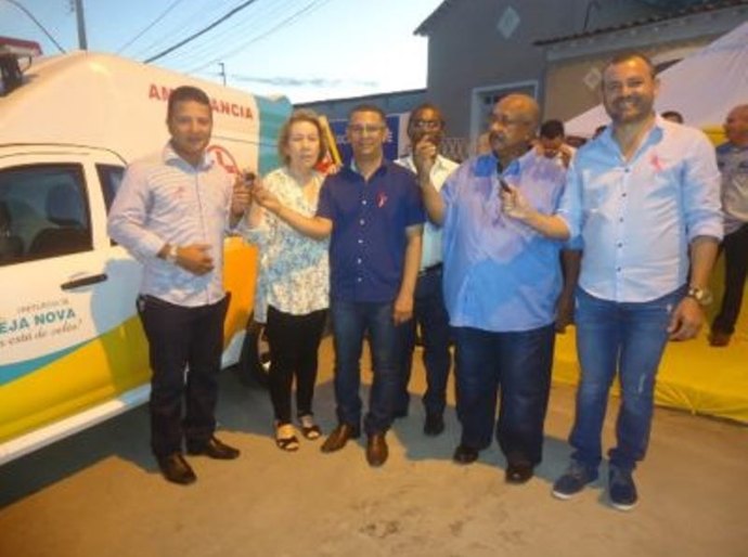 Prefeitura de Igreja Nova entrega duas novas ambulâncias e um ônibus escolar a população