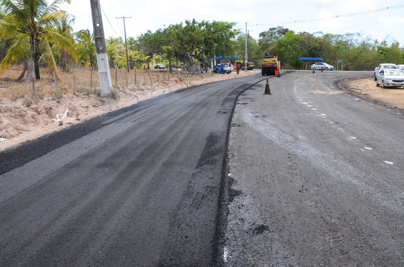 Prefeito Rui Palmeira vistoria obras de pavimentação no Povoado Saúde