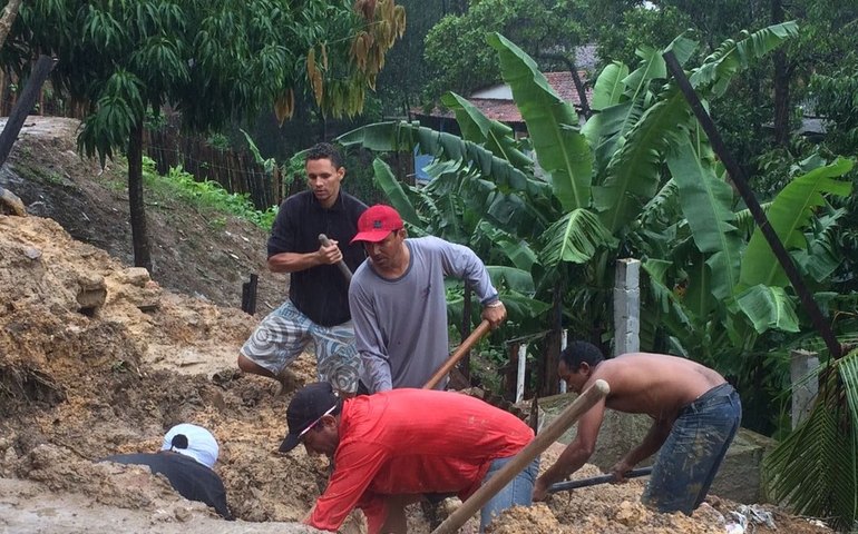 Confirmadas quatro mortes por soterramento em Maceió