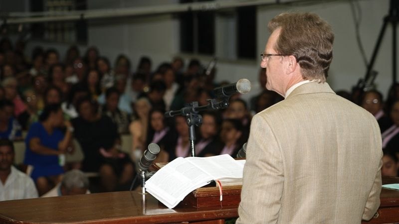Pr. Sérgio Bastian ministra na sede