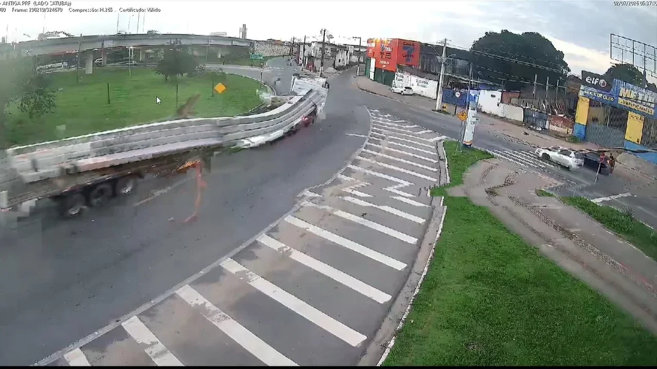 Tombamento de caminhão trava trânsito no Tabuleiro dos Martins