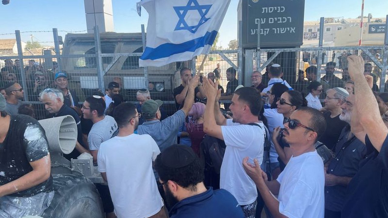 Manifestantes invadem base militar de Israel após prisão de soldados acusados de abusar de palestino