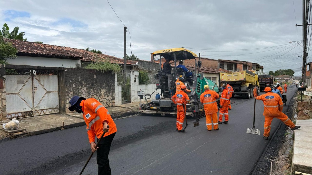 Prefeitura realiza serviços de pavimentação e drenagem em ruas da parte alta de Maceió