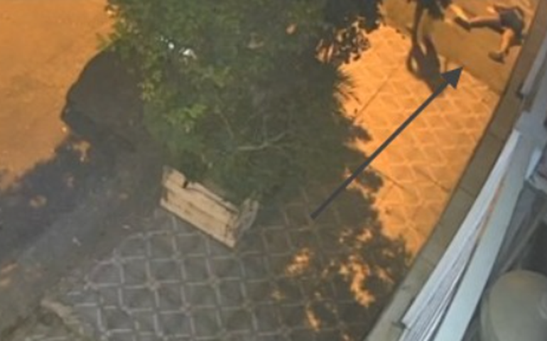 Jovem é baleada nas costas após sair da academia em Santos; suspeita está foragida