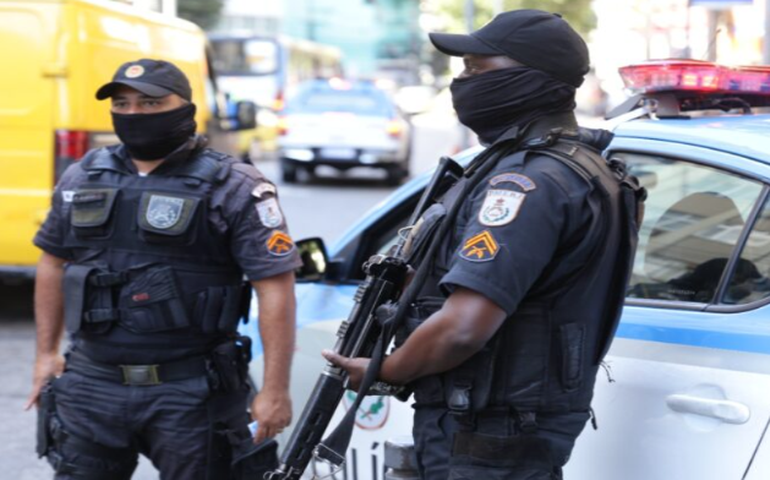 Casal é morto a tiros dentro de carro em Belford Roxo