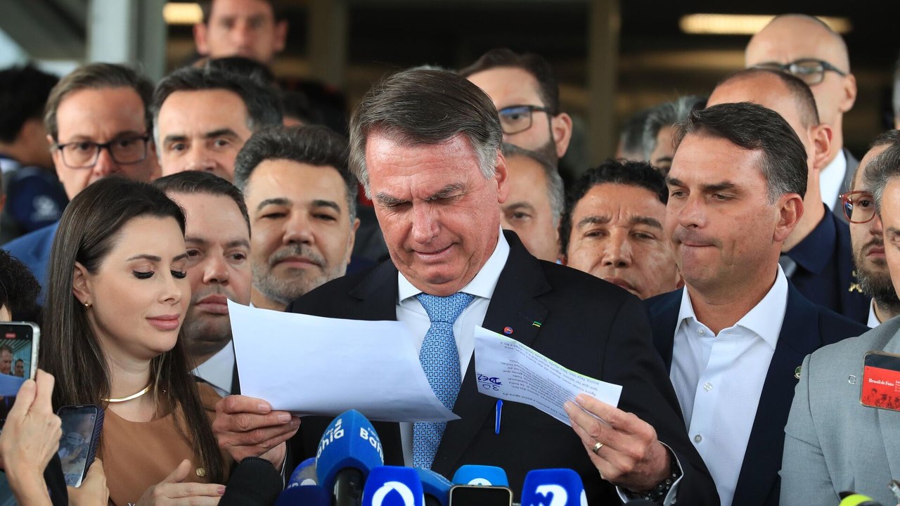 Cirurgia de Bolsonaro é 'concluída com sucesso', informa ex-primeira dama Michelle Bolsonaro