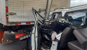 Motorista fica ferido após bater na traseira de caminhão em Campo do Brito