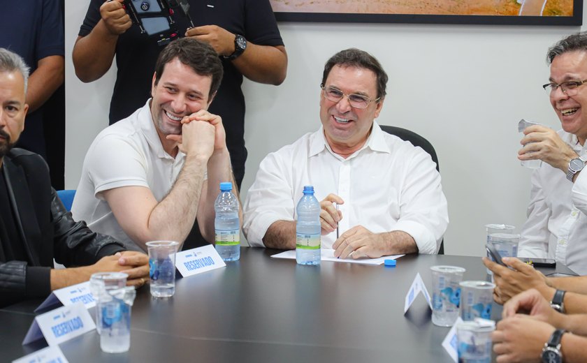 Prefeito Luciano e deputado Daniel Barbosa anunciam construção de complexo educacional e entregam veículos a instituições e Secretaria de Saúde de Arapiraca