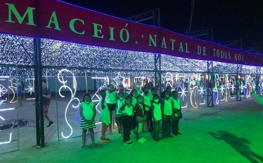 Estudantes saem em ônibus decorados para conhecer decoração natalina da orla
