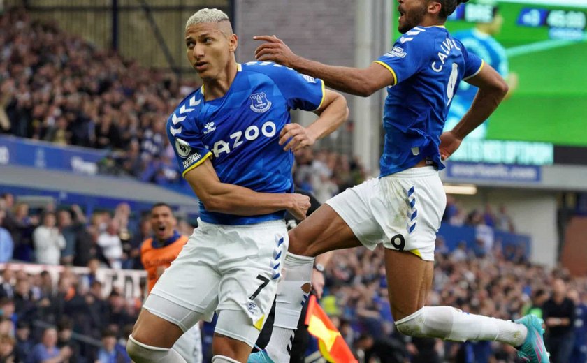 Após gol e assistência de Richarlison, Everton leva virada e ainda pode cair
