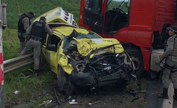Viatura da PM de Alagoas ficou destruída com o impacto da colisão com uma carreta Viatura da PM de Alagoas ficou destruída com o impacto da colisão com uma carreta
