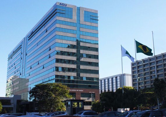 AGU dá parecer contrário a escolas cívico militares em São Paulo