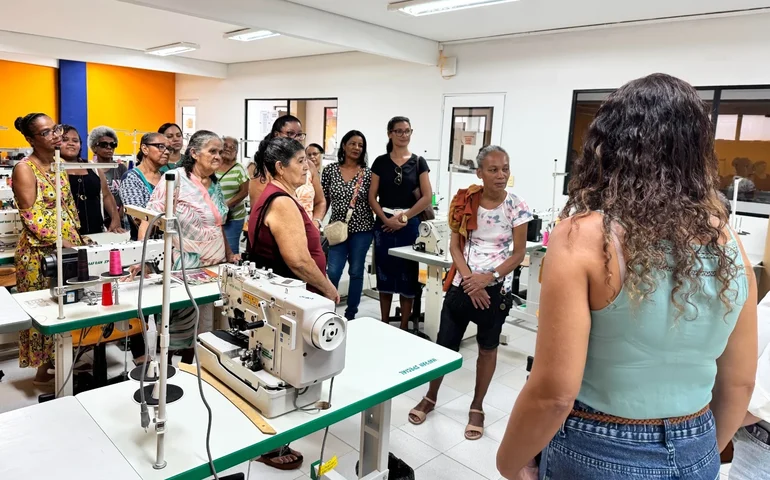 Mesa de Costura inicia atividades com visita a ateliê e projeta geração de renda a partir do reaproveitamento de jeans