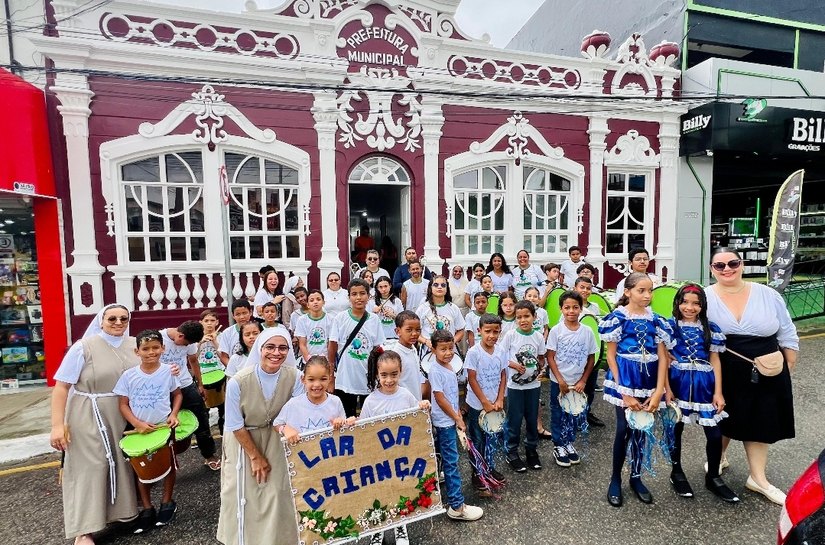 Lar da Criança comemora 29 anos e celebra Mês da Criança com desfile no centro de Palmeira