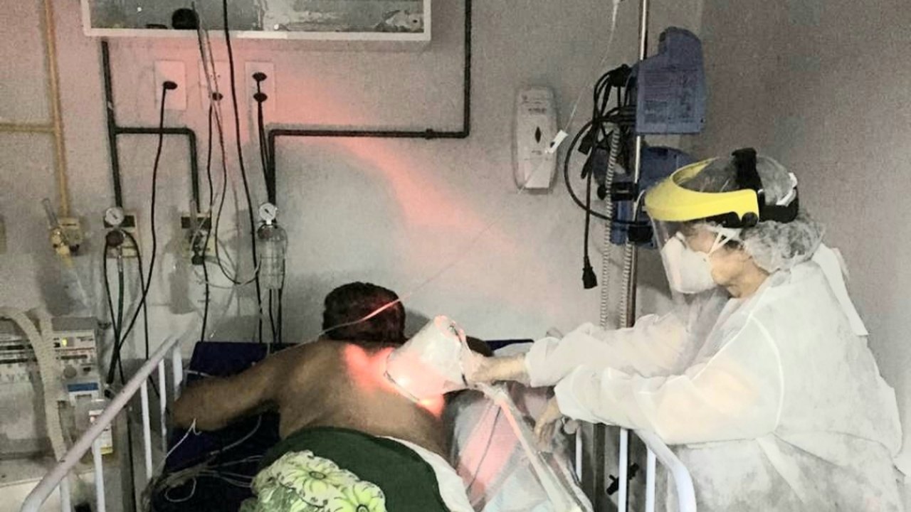 Hospital de Emergência do Agreste adota terapia a laser no tratamento da Covid-19