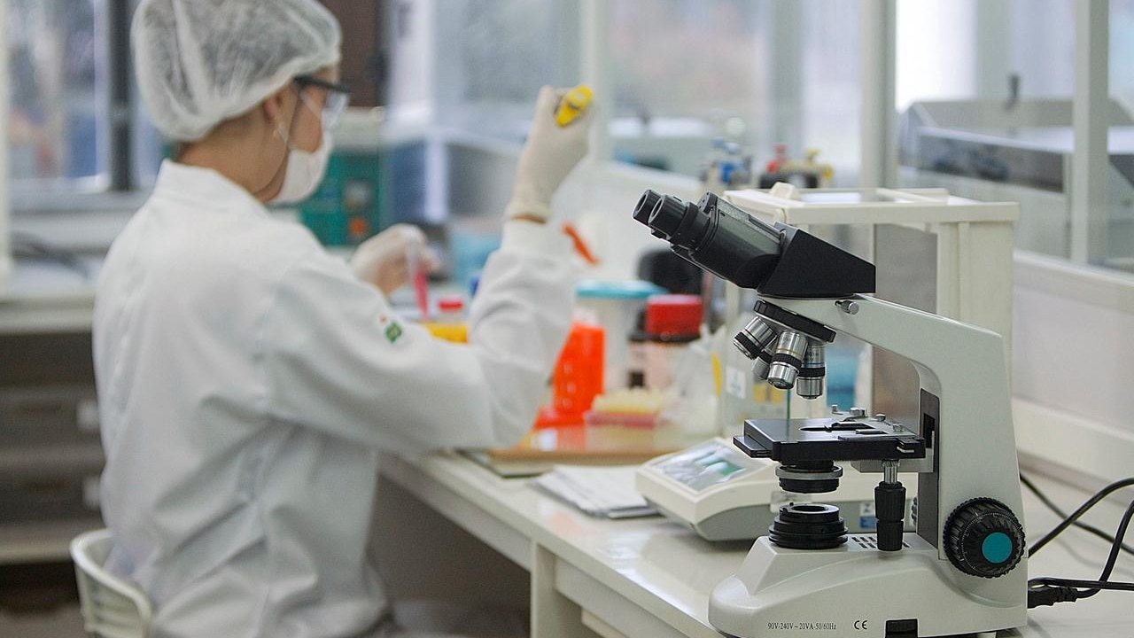 Mulheres na pós-menopausa têm mais risco de evoluir para quadro grave de covid-19
