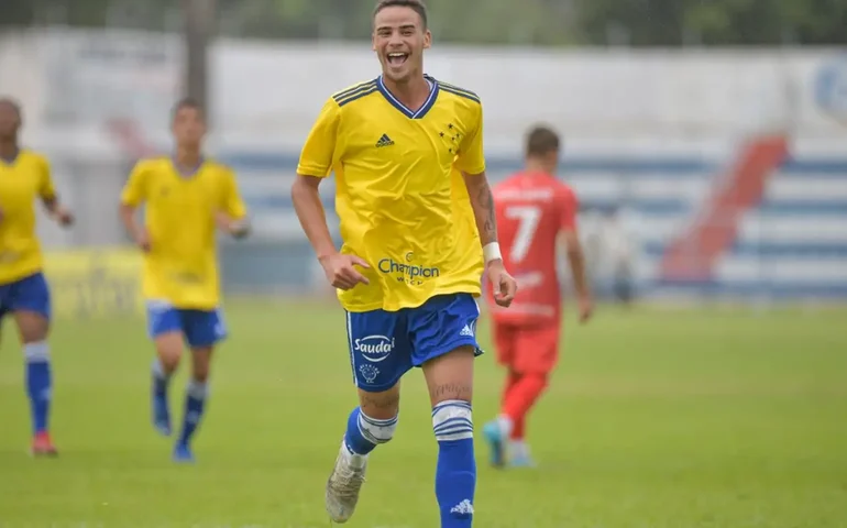 Narrador da Copinha viraliza nas redes com 'sistema de som artesanal'