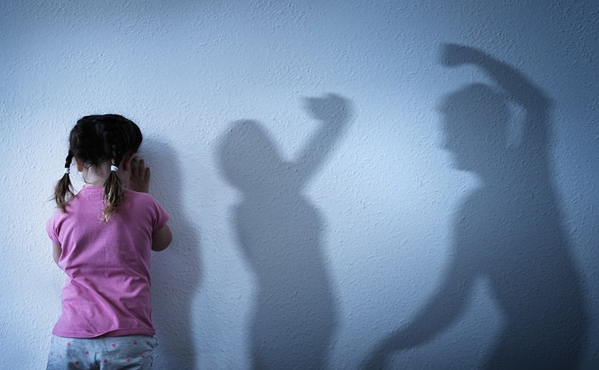 Homem é preso após agredir companheira, enteada e duas crianças com muleta no interior