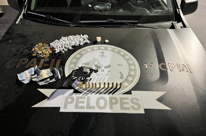 No interior, PM apreende arma e drogas e prende suspeito de homicídio