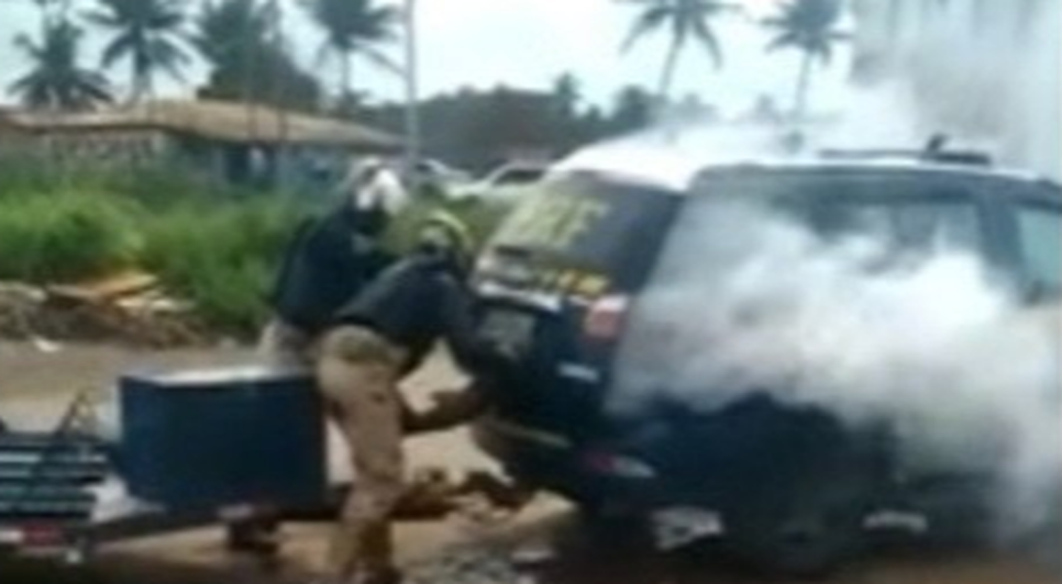 Policiais prendem homem em veículo e jogam gás
