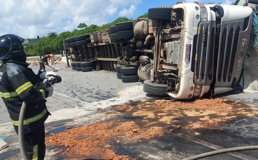 Motorista fica preso às ferragens após tombamento de carreta em Alagoas