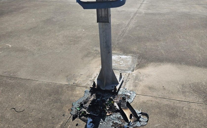 Papeleira instalada no Corredor Vera Arruda é incendiada por vândalos