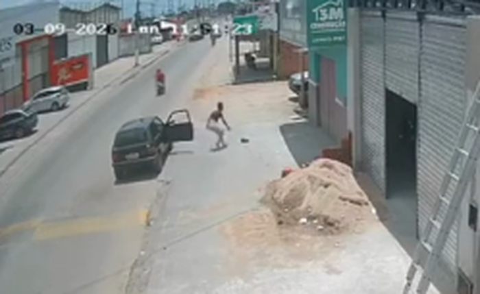 Suspeita desceu de carro e recolheu o objeto na calçada