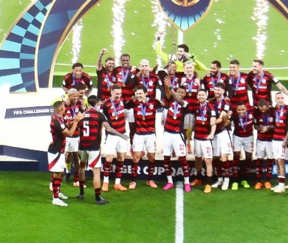 Flamengo retorna ao Rio após vice na Copa Intercontinental; Filipe Luís segue para a Espanha