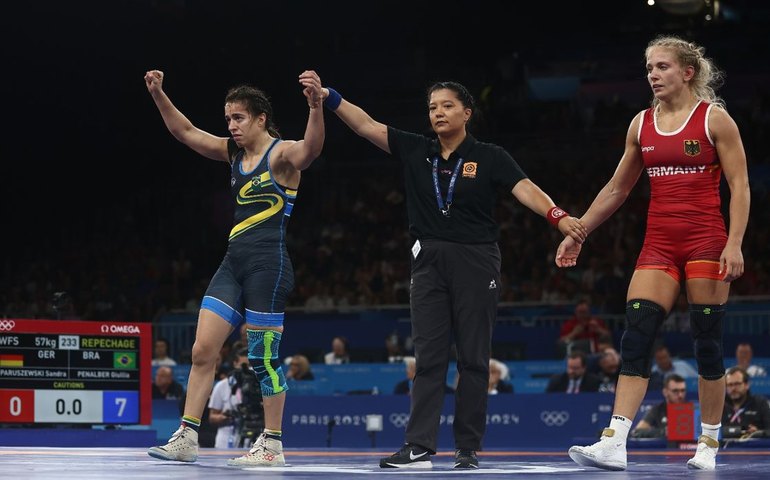 Giullia Penalber avança e luta pelo bronze no wrestling nesta sexta
