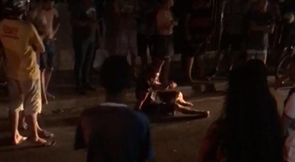 Suspeito de assaltar duas pessoas no ponto de ônibus é preso após ser linchado em Nossa Senhora do Socorro / Foto: Foto: Reprodução/Redação do Portal A8SE