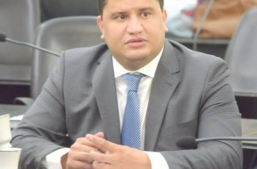 Marquinhos Madeira reivindica reformas de escolas na região norte