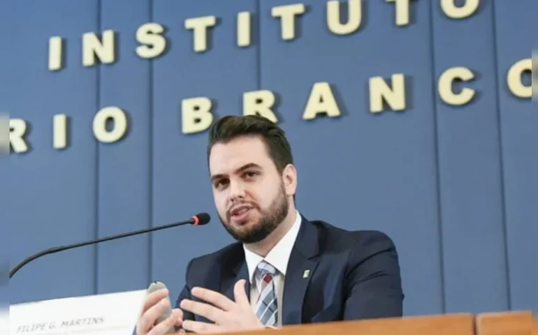 Oposição reage a novo inquérito sobre Filipe Martins, deputado entra com ação contra delegados