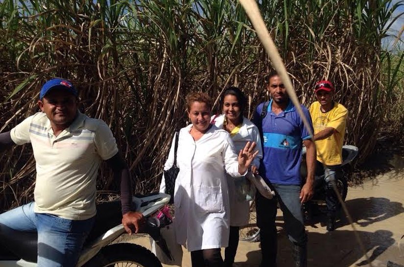 Médica, enfermeira e técnica atendem pacientes da zona rural