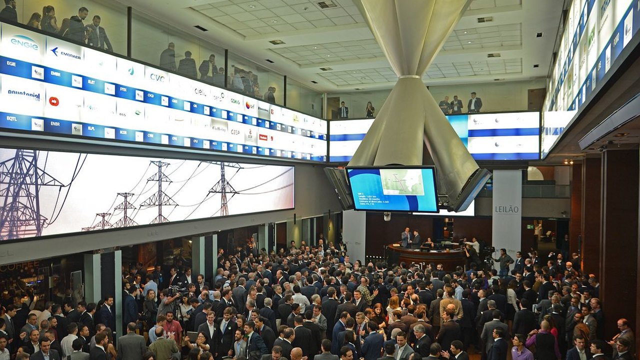 Ibovespa retorna aos 174 mil pontos com expectativa de corte da Selic; dólar recua