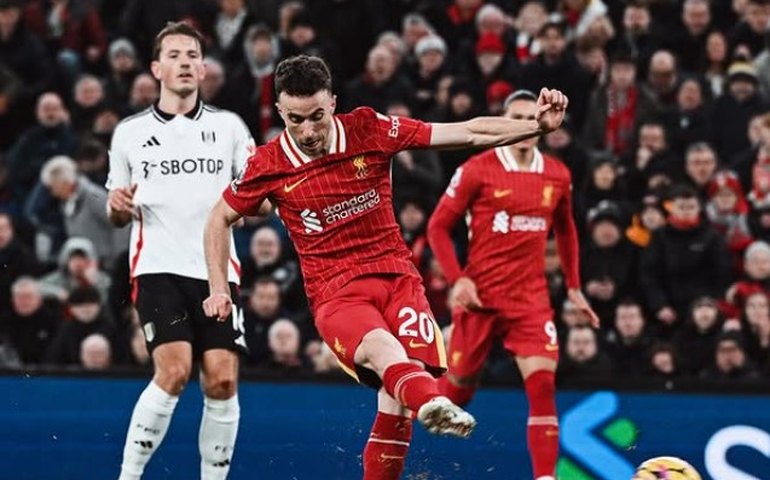 Brasileiros brilham, mas Liverpool arranca empate com Fulham no Inglês; Arsenal decepciona