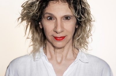 Denise Stoklos apresenta a leitura de "Um fax para Colombo"