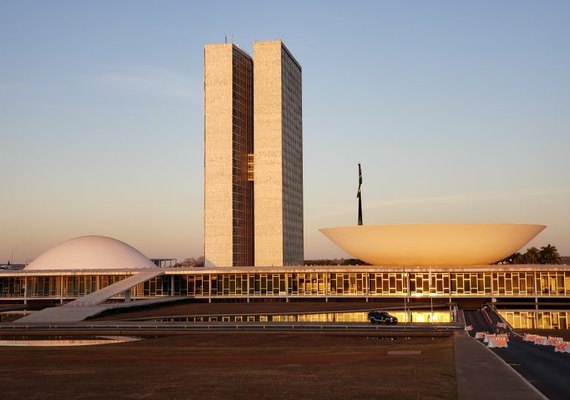 Congresso aciona embaixada americana e Comissão Interamericana por uso de algemas em deportação