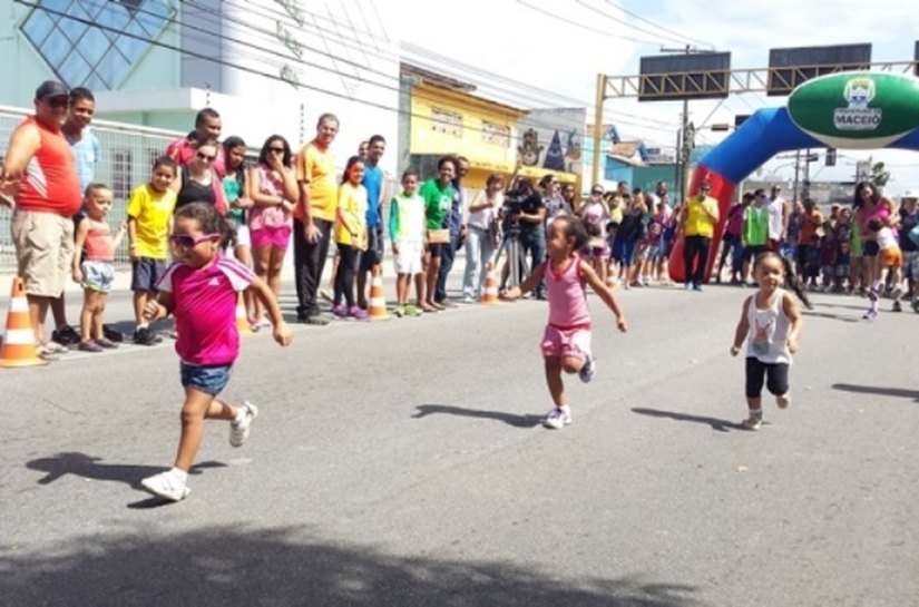 Crianças ganham espaço de lazer na Corrida Rosa realizada no domingo, 12