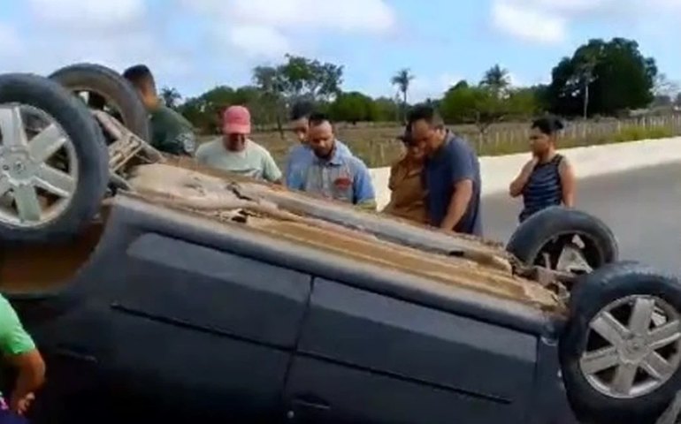 Vítima de acidente sofre ferimentos leves após ficar presa às ferragens, em Palmeira dos Índios