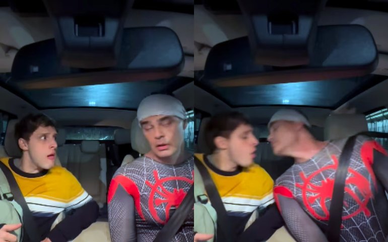 Carmo Dalla Vecchia beija ator ao encenarem diálogo vestidos de herói